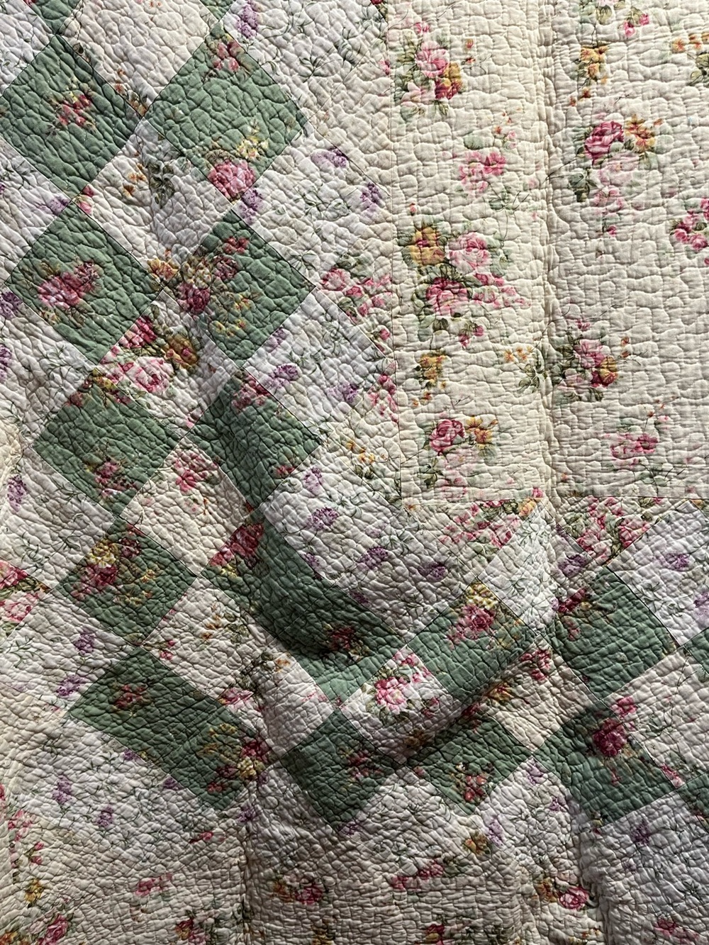Greenland Home Furnishings floral quilt 90”x90”